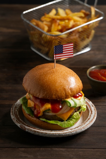 Deliciosa hamburguesa de alto ángulo con bandera