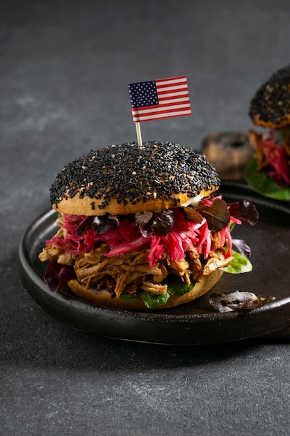 Deliciosa hamburguesa de alto ángulo en un plato