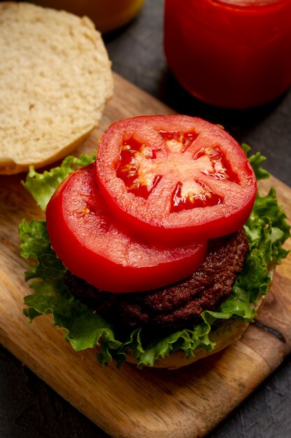 Deliciosa hamburguesa de alto ángulo con tomate