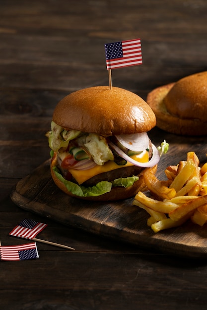 Foto gratuita deliciosa hamburguesa con ángulo alto de bandera