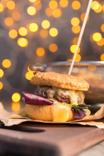 Foto gratuita deliciosa hamburguesa con efecto bokeh