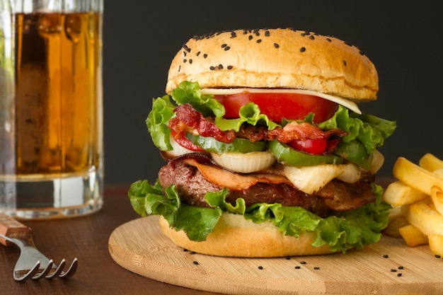 Foto gratuita deliciosa hamburguesa con jarra de cerveza