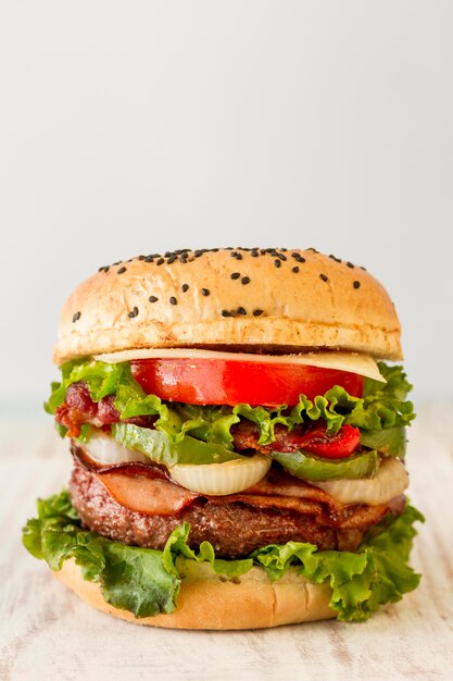 Deliciosa hamburguesa con mesa