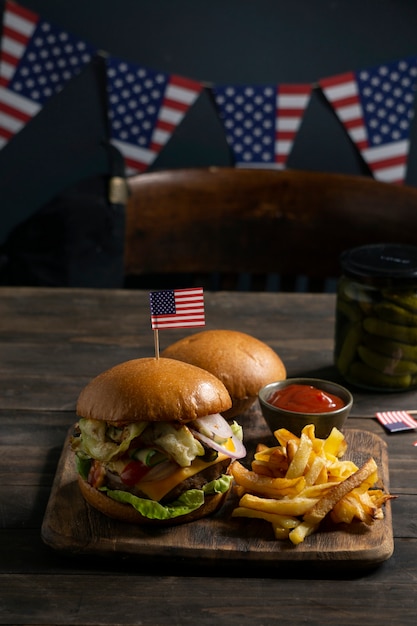 Deliciosa hamburguesa y papas fritas de alto ángulo