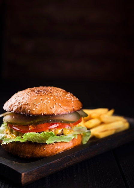 Deliciosa hamburguesa con papas fritas