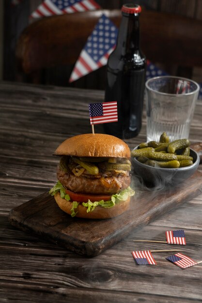 Deliciosa hamburguesa y pepinillos de alto ángulo