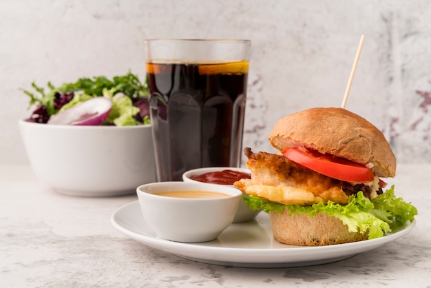 Deliciosa hamburguesa con refresco y ensalada