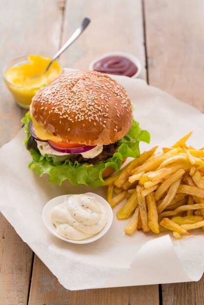 Deliciosa hamburguesa con salsa y papas fritas