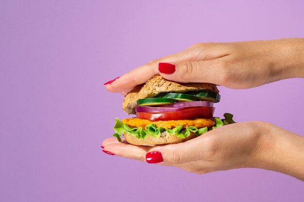 Deliciosa hamburguesa sobre un hermoso fondo morado