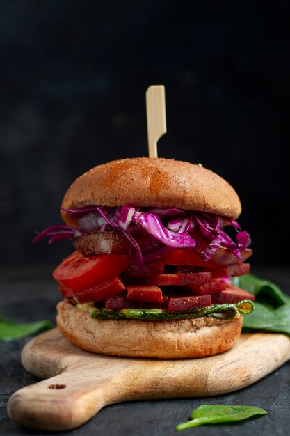 Deliciosa hamburguesa en tablero de madera