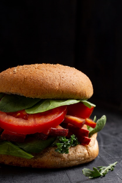 Deliciosa hamburguesa con tomates