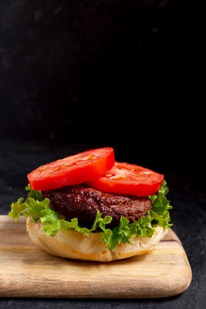 Deliciosa hamburguesa con tomates