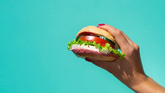 Foto gratuita deliciosa hamburguesa vegetariana con espacio de copia
