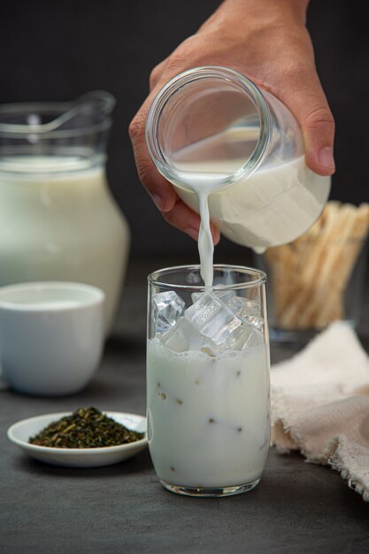 Deliciosa leche fresca en un vaso.