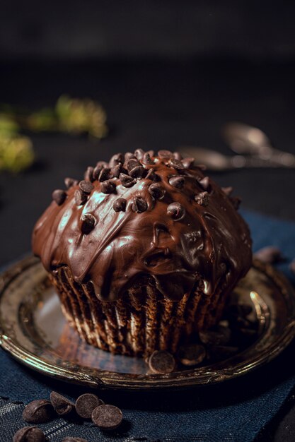 Deliciosa magdalena glaseada con chips de chocolate en la parte superior