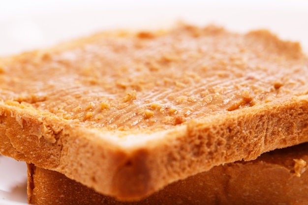 Deliciosa mantequilla de maní sobre la mesa
