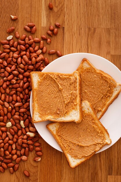 Deliciosa mantequilla de maní sobre una tostada