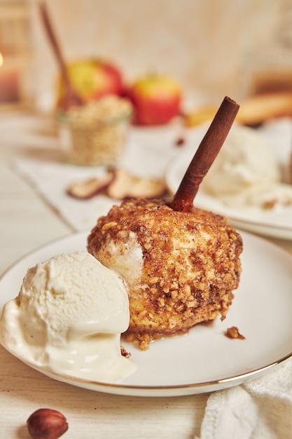 Deliciosa manzana al horno con nueces y canela para Navidad sobre una mesa blanca