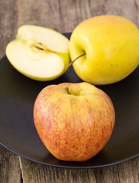 deliciosa manzana en un plato sobre una mesa de madera