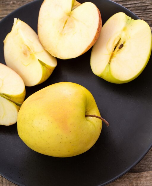 deliciosa manzana en un plato sobre una mesa de madera