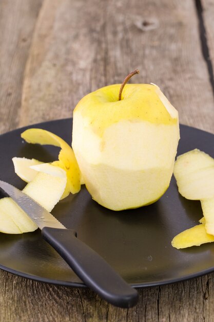 deliciosa manzana en un plato sobre una mesa de madera