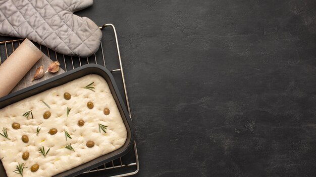 Deliciosa masa de foccacia con espacio de copia