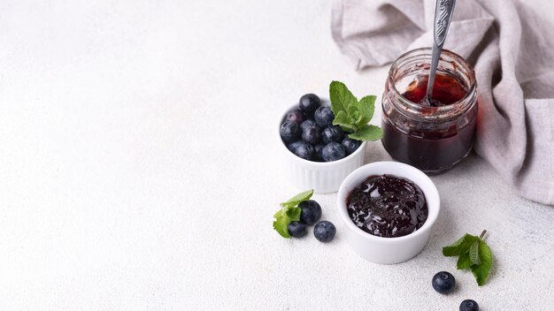 Deliciosa mermelada de arándanos con espacio de copia