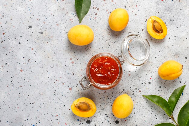 Deliciosa mermelada casera de albaricoque con frutas frescas de albaricoque