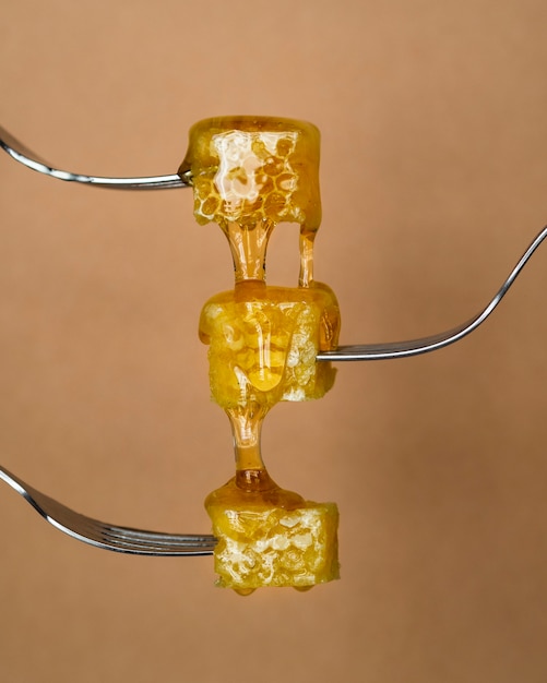 Deliciosa miel vertiendo en cucharas
