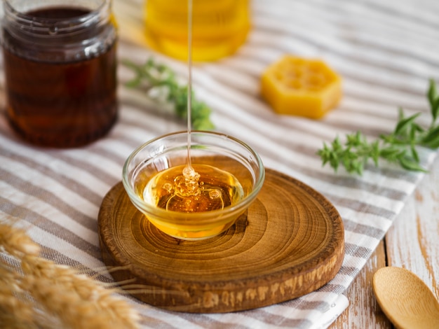 Deliciosa miel vertiendo en un tazón