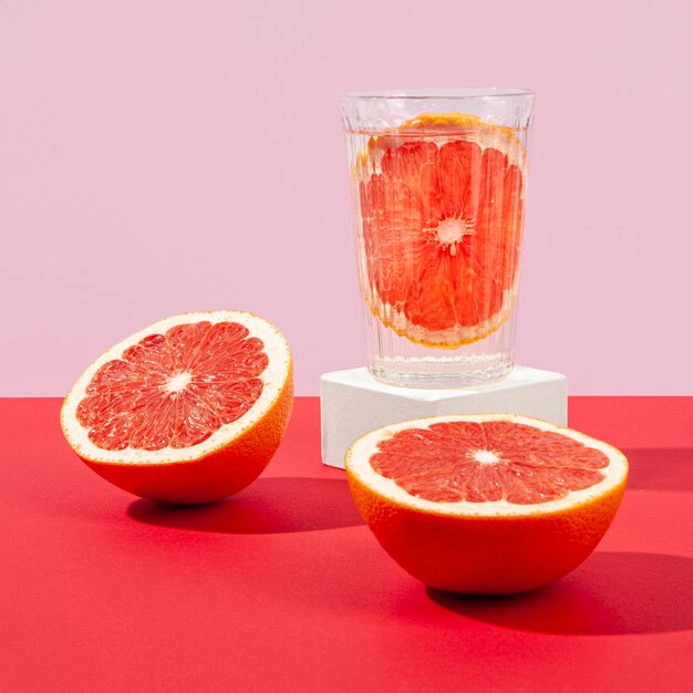 Deliciosa mitad de naranja sanguina en vaso