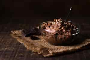 Foto gratuita deliciosa mousse de chocolate lista para ser servida