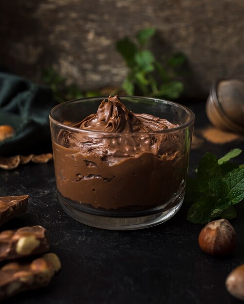 Deliciosa mousse de chocolate con primer plano