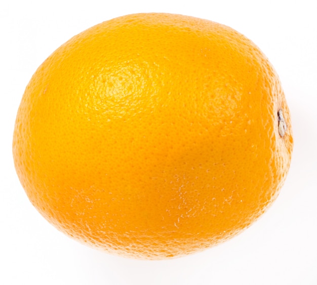 Deliciosa naranja sobre blanco