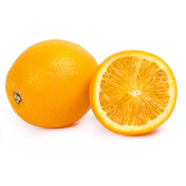 Deliciosa naranja sobre blanco