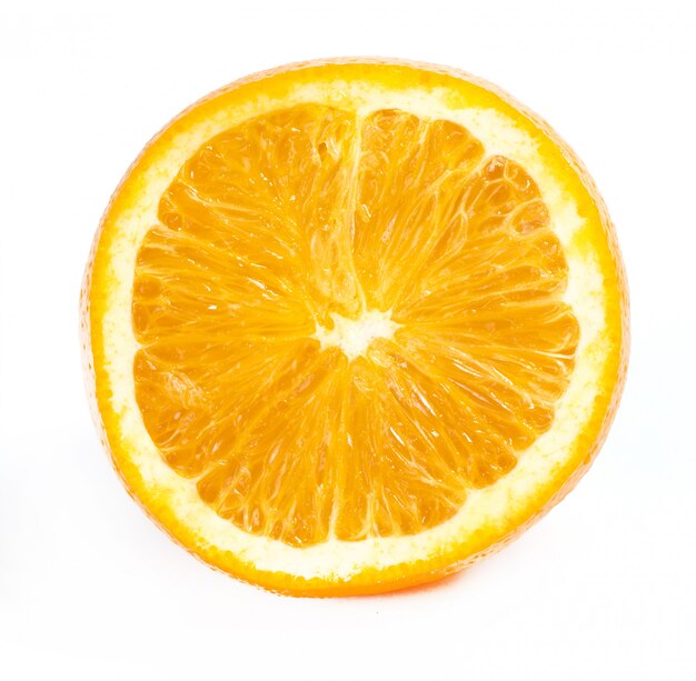 Deliciosa naranja sobre blanco