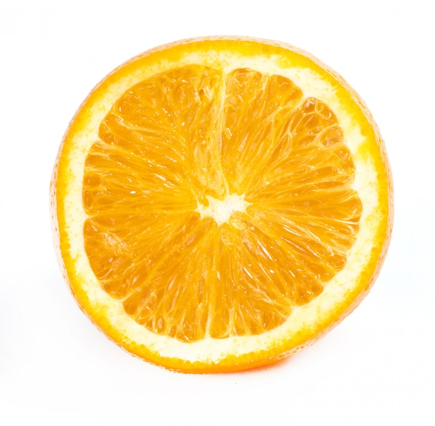 Deliciosa naranja sobre blanco