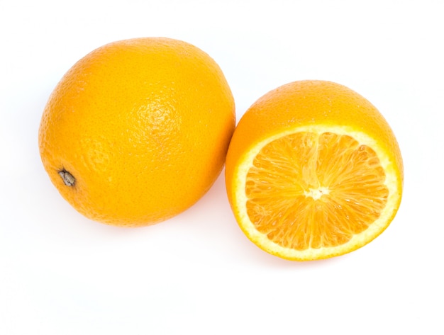 Deliciosa naranja sobre blanco