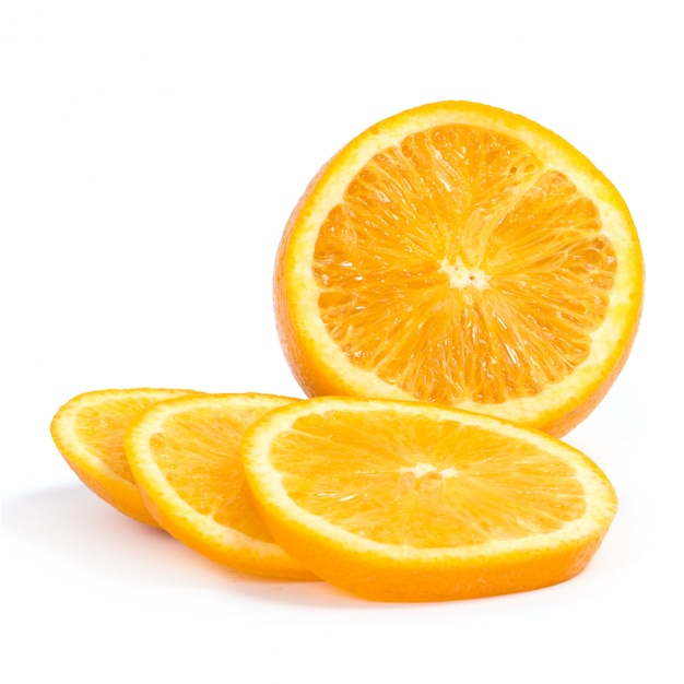 Deliciosa naranja sobre blanco