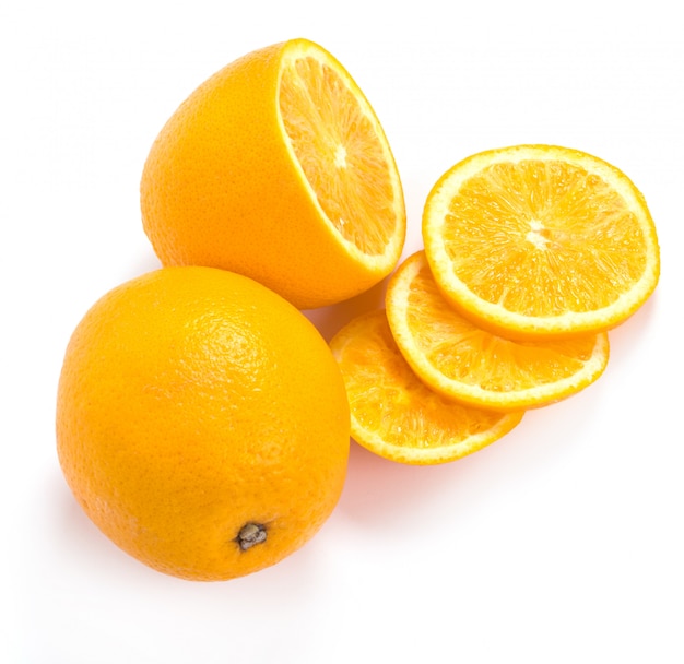 Deliciosa naranja sobre blanco