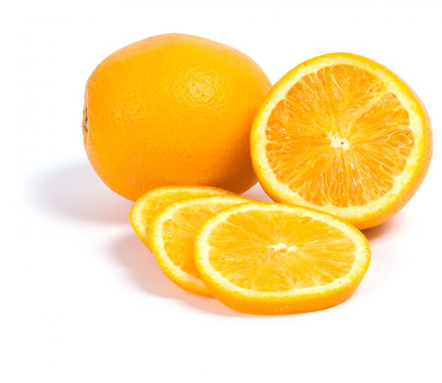 Deliciosa naranja sobre blanco