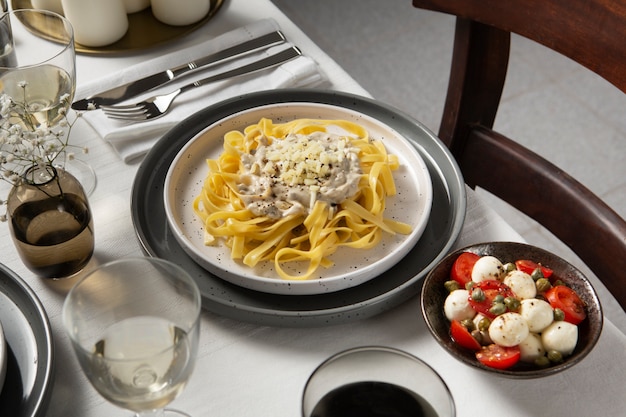 Deliciosa pasta de alto ángulo en un plato