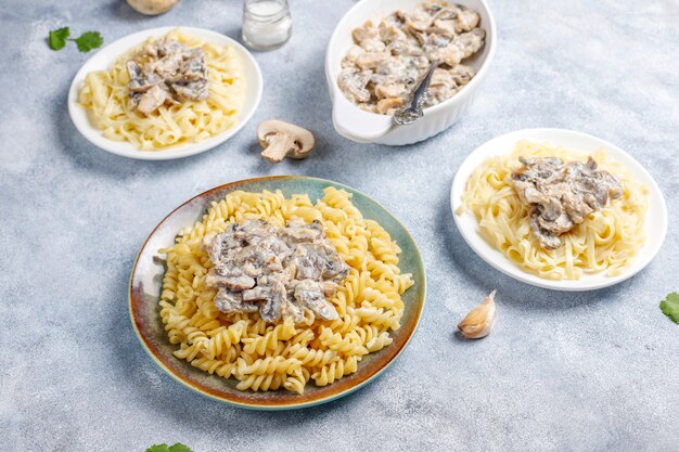 Deliciosa pasta de champiñones y pollo, vista superior