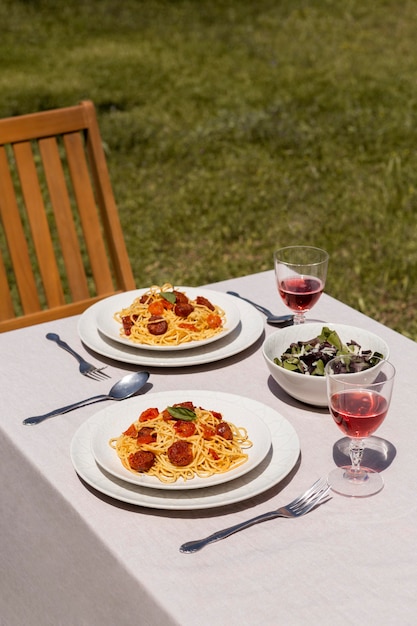 Foto gratuita deliciosa pasta con rodajas de chorizo