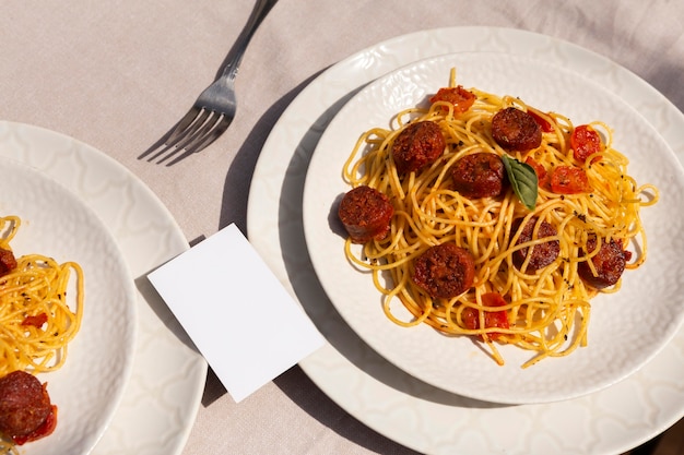 Deliciosa pasta con rodajas de chorizo