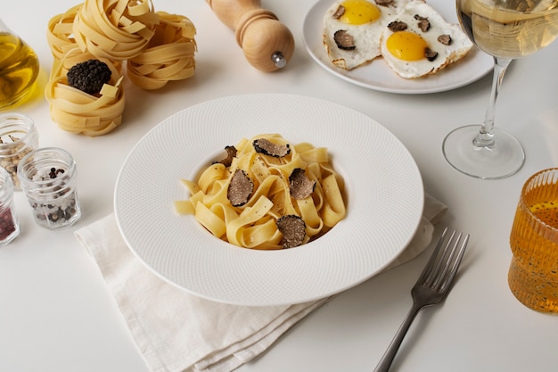 Foto gratuita deliciosa pasta con trufa bodegón alto ángulo