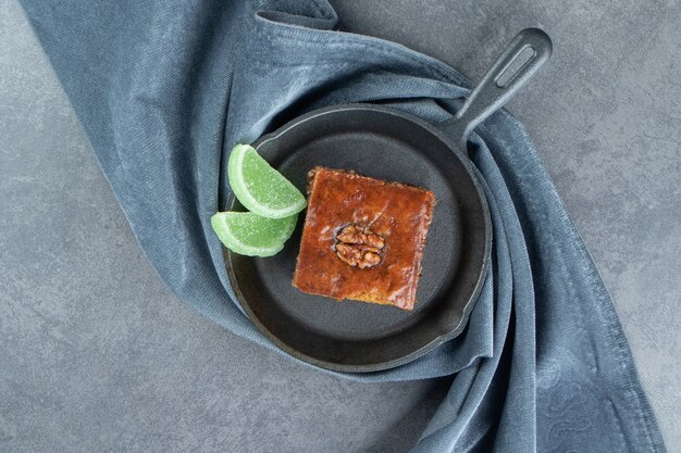 Deliciosa pastelería con caramelos de nuez y gelatina