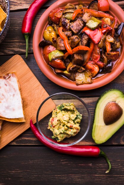 Deliciosa pita junto a la comida entre verduras.