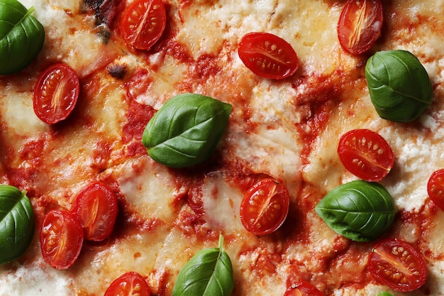 Foto gratuita deliciosa pizza con albahaca
