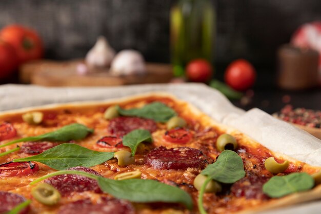 Deliciosa pizza de alto ángulo con hojas